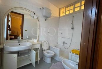 Monteverde Vecchio-Terrace: Furnished 2 Bedroom, 2 Bath, spacious kitchen, living, large private terrace and garden. Bright, silent, near shops, services and transport, located on a quite street in a well kept building. Possible parking. Ref 2375