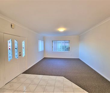SPACIOUS 3 BEDROOM VILLA IN SOUGHT AFTER LOCATION - Photo 2