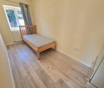 4 bedroom semi-detached house to rent - Photo 2