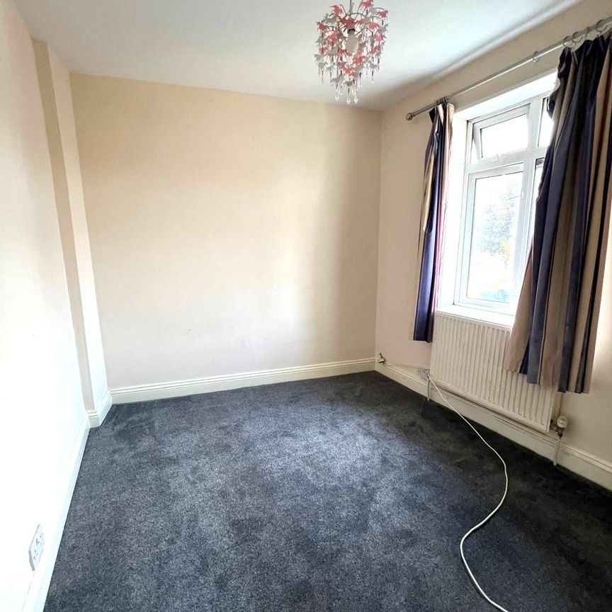 Three bedroom house ideal for working families- £2400 - Photo 1