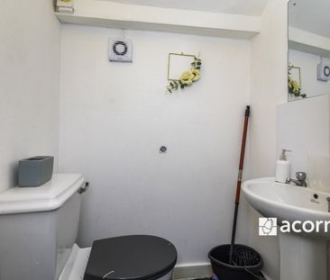 Flat to rent - Manor Road, Chatham, ME4 - Photo 5