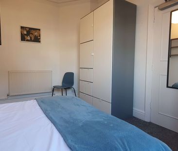Lovely shared house, mostly medical profession! - Photo 4