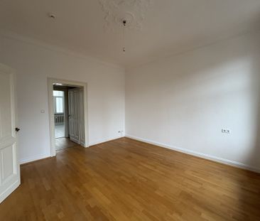 2-Zimmer Altbau mit Balkon zum Verlieben: Renoviert in Pempelfort! - Photo 1