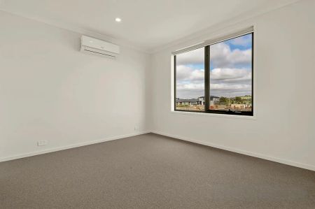 “Modern Three-Bedroom Townhouse in a Prime Craigieburn Location!” - Photo 4