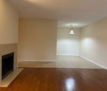 This 836 Sft huge one bed corner unit apartment located in the heart o - Photo 2