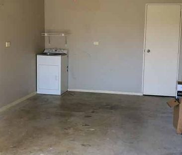 Modern two-level free hold terrace house - Photo 4