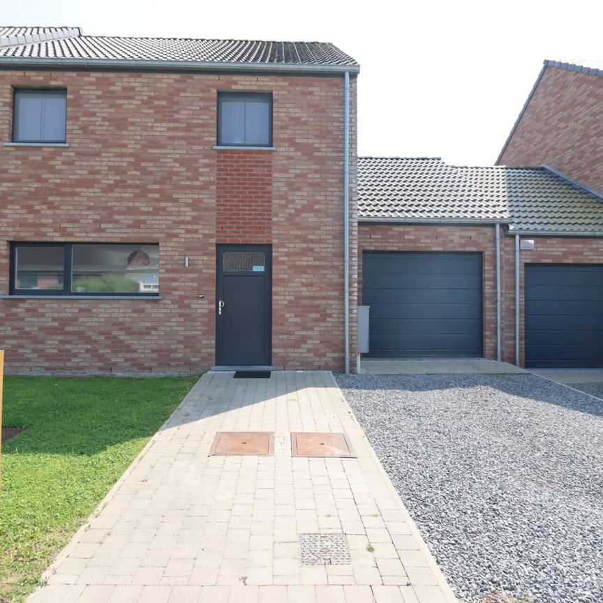 Nieuw huis met terras en omheinde tuin, gelegen in het hart van het dorp Frasne - Foto 1