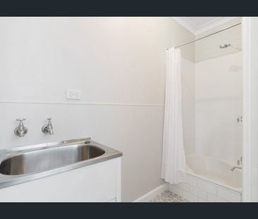 Central living 1 BED, 1 BATH close to shops, beach and hospital - Photo 3