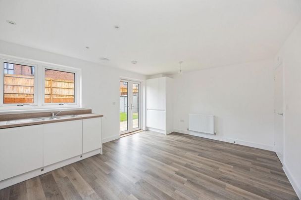 3 bedroom semi-detached house to rent - Photo 1