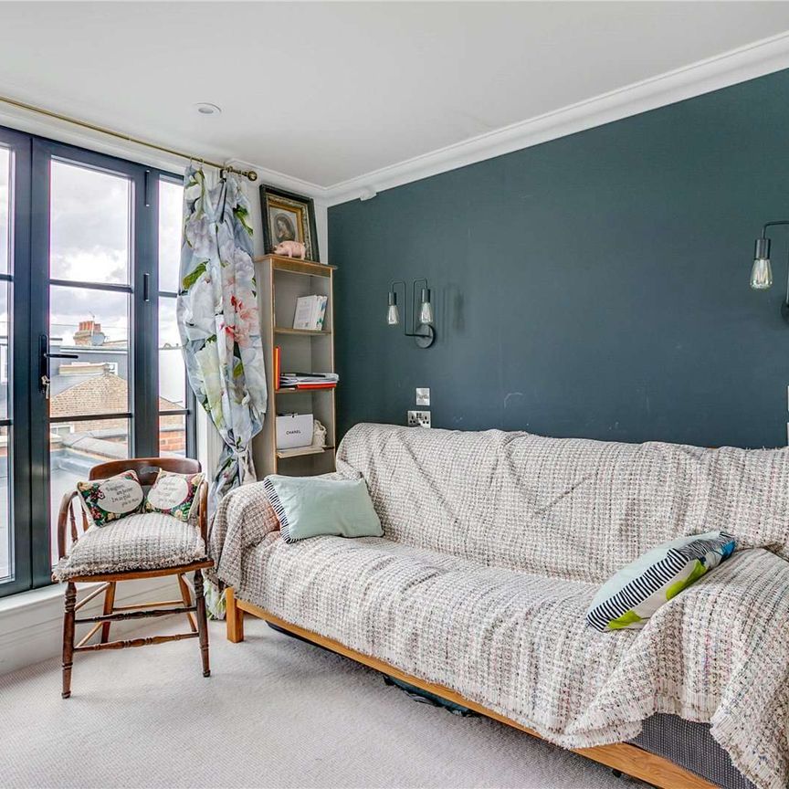 A stunning four bedroom house finished to a high specification - Photo 1