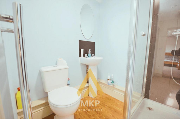 7 bedroom end of terrace house to rent - Photo 1