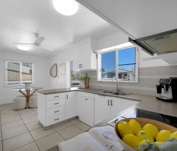 A Magnificent Family home so close to the beach - Photo 4