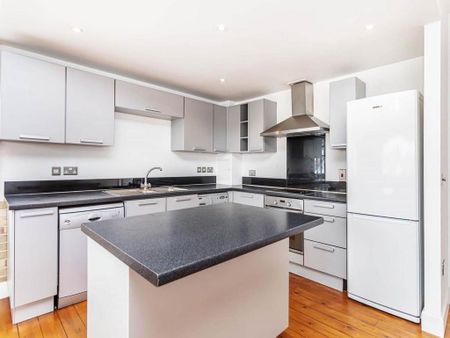 2 bedroom flat to rent - Photo 2