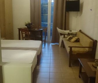 ΛΙΝΟΠΕΡΑΜΑΤΑ 1ΧΩΡΗ ΓΚΑΡΣΟΝΙΕΡΑ ΕΝΟΙΚΙΑΣΕΙΣ 11816 - Photo 1