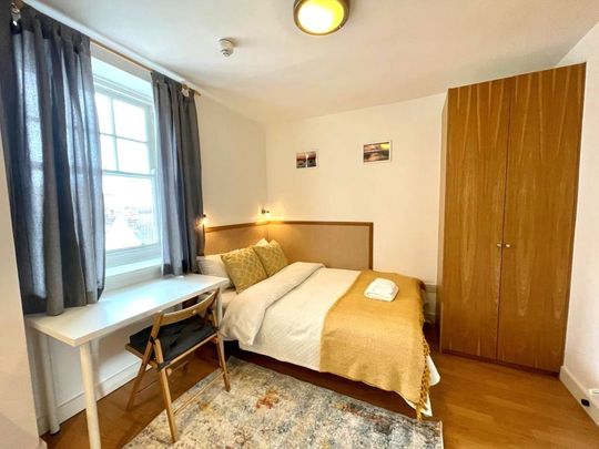 Fulham Palace Road, London - Photo 1