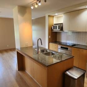 Large 770ft 1 Bed + 1 Bath with patio - Photo 1