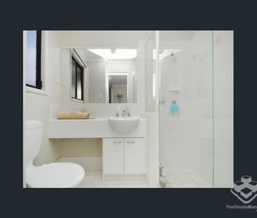 Spacious Three-Bedroom Townhouse in a Secure Gated Complex – 6-Mont... - Photo 5