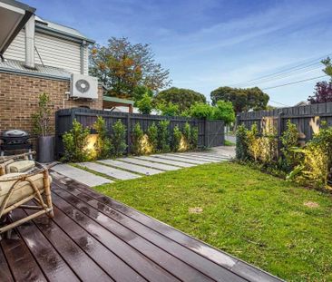 Renovated light filled beauty - Photo 2