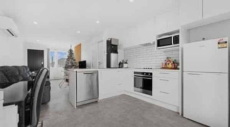 Modern 2-Bed Townhouse – Walk to Middlemore & Trai - Photo 3
