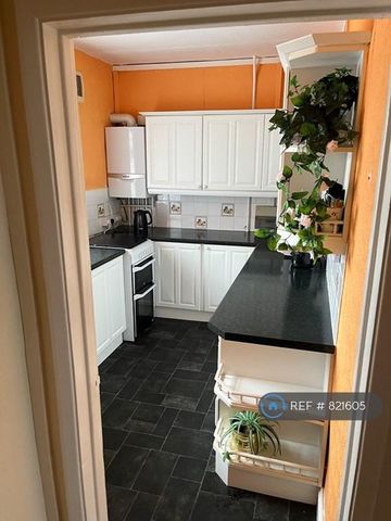 1 bedroom in a flat share to rent - Photo 5