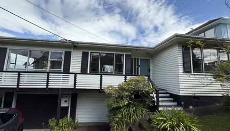 family home in Ngaio - Photo 5