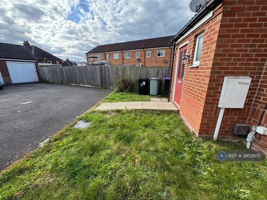 3 bedroom semi-detached house to rent - Photo 1