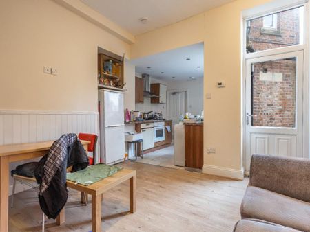 3 bedroom flat to rent - Photo 4