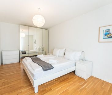 Light modern apartment with own washer/dryer and parking - Photo 6