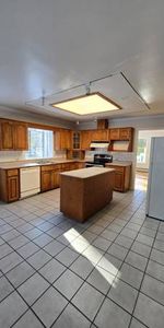 HOUSE ON ACREAGE - 3 BDRMS & 4 BATHS - PET FRIENDLY - Photo 3