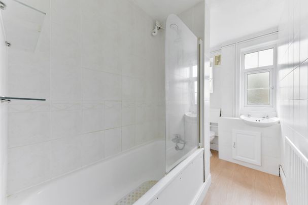 Green Lane, Morden, SM4 - Photo 1