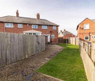 3 bedroom end of terrace house to rent - Photo 2