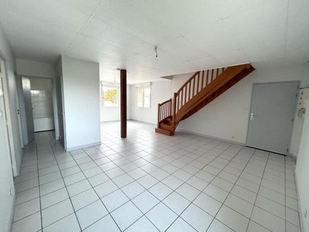Location Appartement 4 pièces 83m² LE COTEAU 42120 - Photo 2
