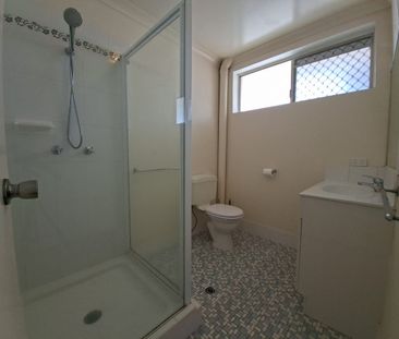Modern & Spacious in Stones Corner! - Photo 3