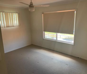 WELL PRESENTED 3 BEDROOM TOWNHOUSE ACROSS FROM THE POOL - Photo 5