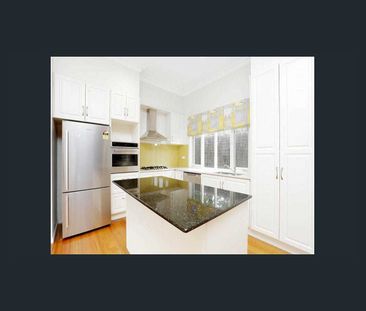 Modern 3-Bed, 2.5-Bath Townhouse with Dual Living Spaces, Double Ga... - Photo 5