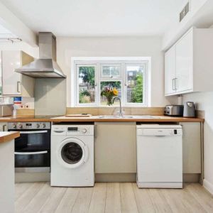 🫧We are Pleased To Offer This Well Maintained And Clean Property, Situated In The Highly Sought After Residential Area Of Deeds Grove🫧 Room 2 - Photo 2