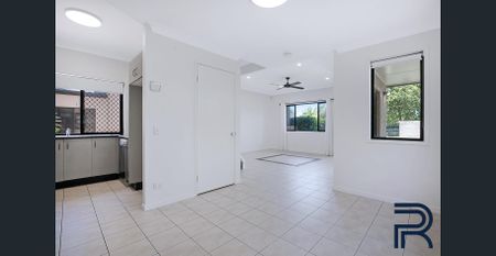 Freestanding, East-Facing Townhouse with a Garden Courtyard - Photo 2