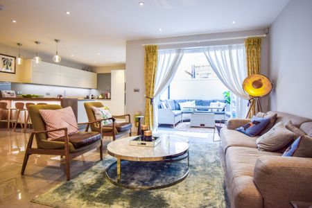 A Bright and Contemporary House on a popular road in Notting Hill - Photo 3