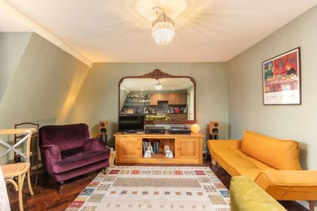 Exquisite one bedroom top floor apartment in central Bath offered furnished. - Photo 2