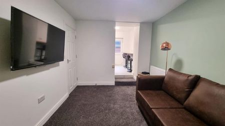 4 bedroom private hall to rent - Photo 3