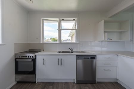 Recently Refurbished Three Bedroom - Photo 5