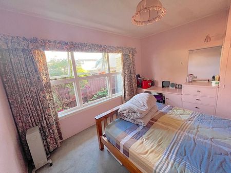 Comfortable home inside, beautiful garden outside - Photo 5