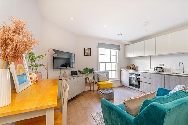 Studio To Let - Photo 1