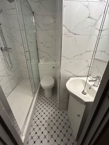 2 Bed Flat, Francis Chichester Way, SW11 - Photo 4