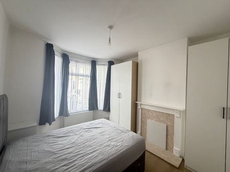 4 Bed Terraced House, Hawthorn Road, N18 - Photo 3