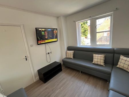 10 Bed Detached House, Ebberston Terrace, LS6 - Photo 3