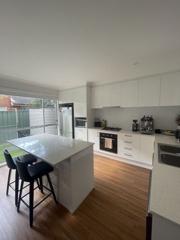 MODERN TOWNHOUSE - Photo 5