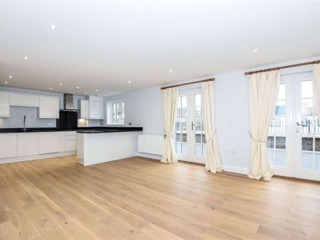 A modern three double bedroom first floor apartment with large terrace situated in a modern development in the heart of Eton. - Photo 2