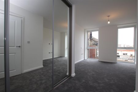 2 bedroom Apartment to let - Photo 2