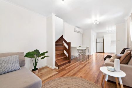 Townhouse in a rare quiet pocket of Richmond! - Photo 5